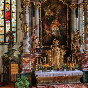 Hochaltar mit reichem Aufbau um 1760 mit sehr gutem Gemälde des hl. Florian (Ann. Schule des Johann Michael Rottmayr); flankiert von Statuen des hl. Georg (links) und des hl. Martin (rechts)