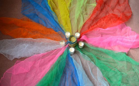 Friede wächst in mir, bunte Tücher und Getreidekörner