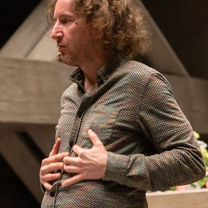 Kabarettist Thoma Franz-Riegler in der Ennsleitner Kirche