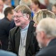 Bischof Manfred Scheuer in angeregter Diskussion bei der Auftaktveranstaltung zum Zukunftsweg der Katholischen Kirche in Oberösterreich.