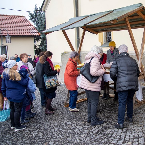 Knödelverkauf der kfb / © Pfarrgemeinde Schönering