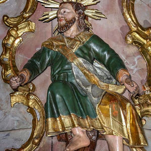 Am Kanzelkorb einer der vier Evangelisten: Matthäus (Attribut fehlt), Markus mit Löwen, Lukas mit Stier, Johannes mit Buch und Kelch;