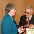 50 Jahre Blindenpastoral in Oberösterreich / © Franz Reischl Der Vorsitzende des Blindenapostolats Österreich Peter Beiser übergibt ein Geschenk an Monika Aufreiter, Leiterin der Blindenpastoral Oberösterreich