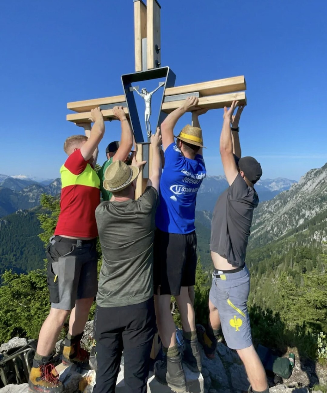 Das Kreuz wird in Position gebracht / Landjugend Viechtwang