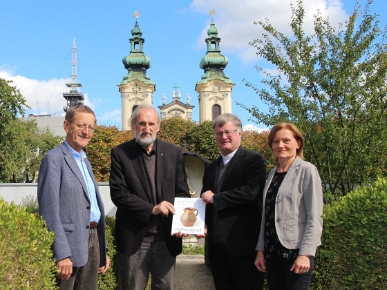 Jahrbuch-Präsentation: v.l. Jahrbuch-Redakteur Matthäus Fellinger, Jahrbuch-Herausgeber Wilhelm Vieböck, Bischof Manfred Scheuer, Jahrbuchschematismus-Redakteurin Elisabeth Jank