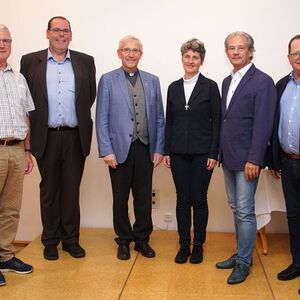 V. l.: Rudi Pülzl, Willi Seufer-Wasserthal, Bischofsvikar Johann Hintermaier, Sr. Maria Maul (Bereich Bildung und Kultur), Bürgermeister Peter Groiss, Vizebürgermeister Ernst Ennsberger