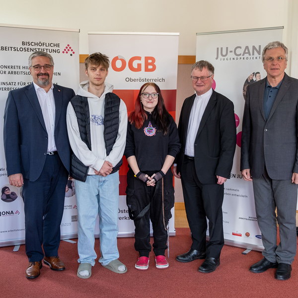 v.l.: Andreas Stangl, ÖGB-Landesvorsitzender; Nico Haider, Teilnehmer Jugendprojekt JU-CAN; Isabella Freilinger, Teilnehmerin Jugendprojekt JU-CAN; Bischof Manfred Scheuer und Christian Winkler, Geschäftsführung Bischöfliche Arbeitslosenstiftung