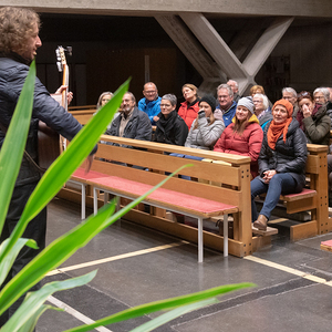 Kabarettist Thoma Franz-Riegler in der Ennsleitner Kirche