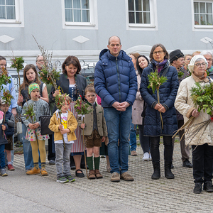 Palmsonntag / Foto Haijes Palmsonntag Pfarre Kirchdorf an der KremsSegnung der Palmzweige vor dem Pfarrhof, dann Einzug in die Kirche