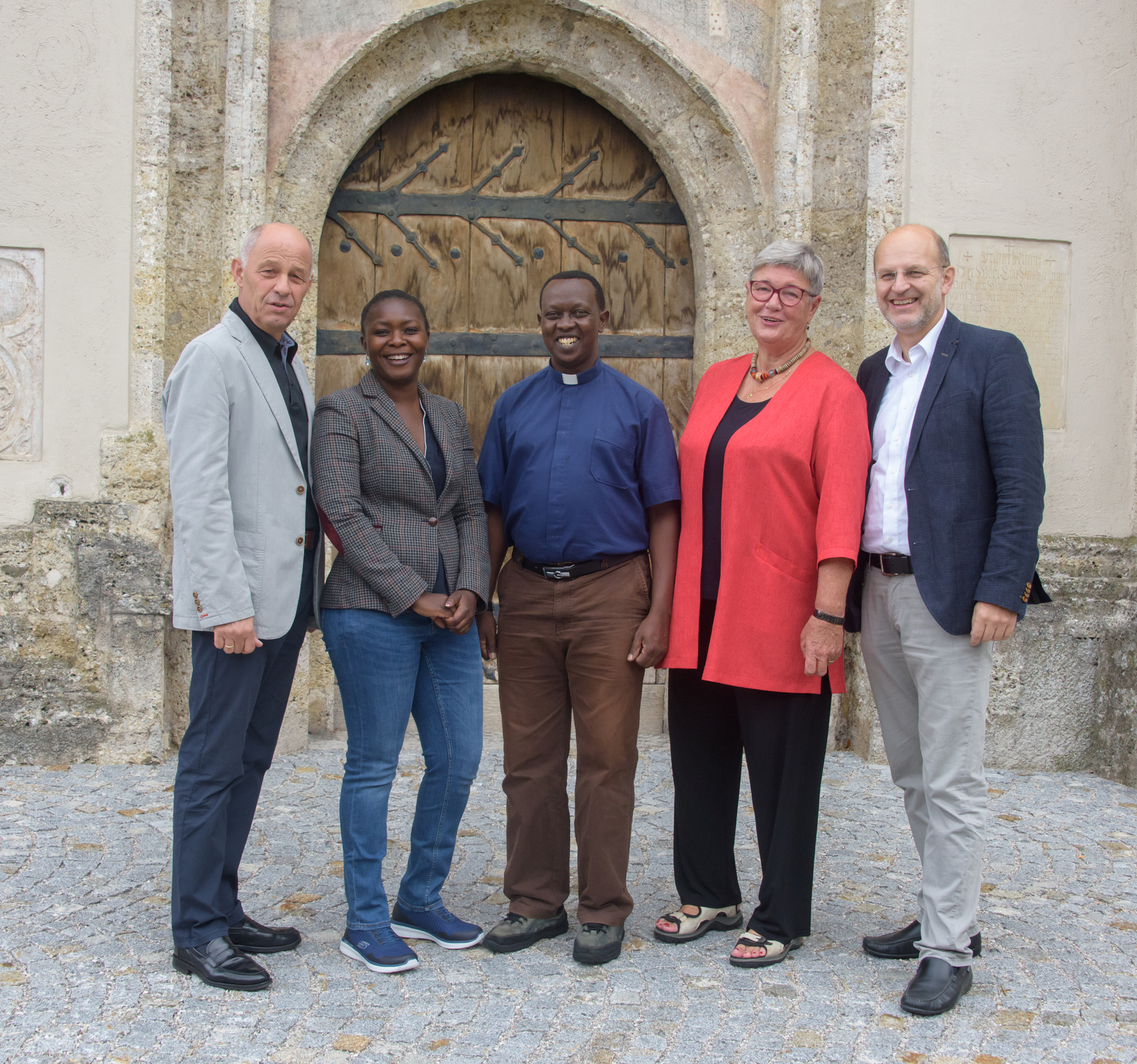 Pater Ferdinand (Mitte), Priester in der Pfarre Kakanko in Tansania, auf Besuch in der Pfarre Kirchdorf mit dem Projektteam der Pfarre Kirchdorf