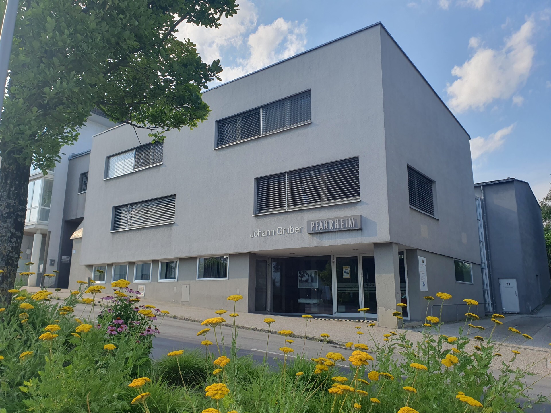 Pfarrheim mit Blumen
